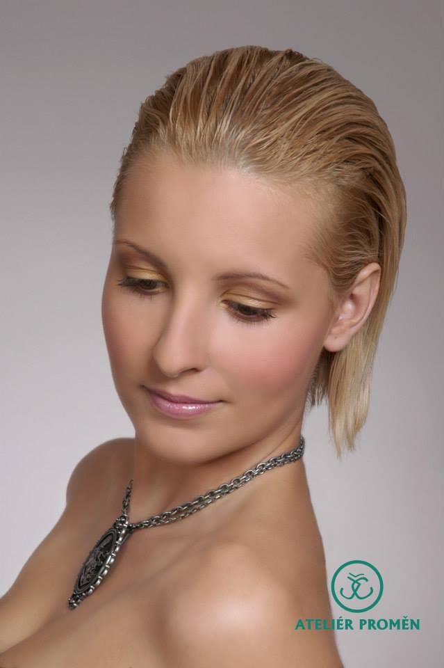 Blondýnka – zlaté stíny