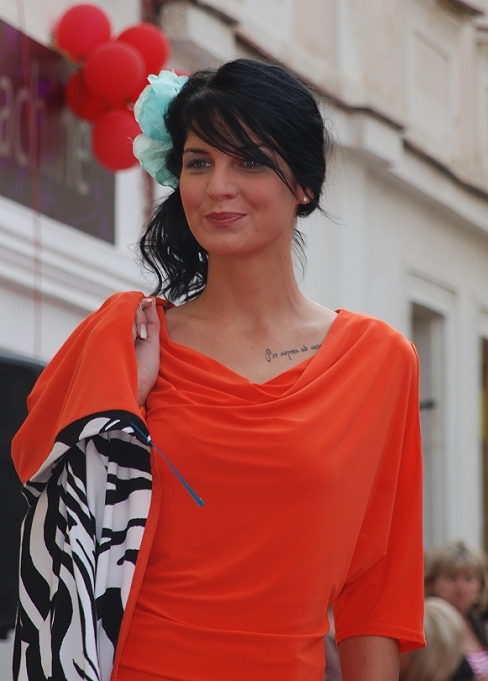 Módní přehlídka – modelka v oranžovém