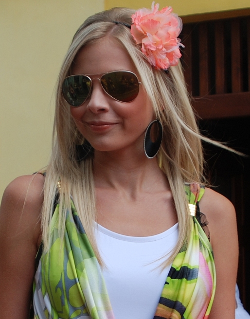 Módní přehlídka – modelka se slunečními brýlemi