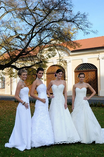 Svatební veletrh 2010 – čtyři nevěsty venku