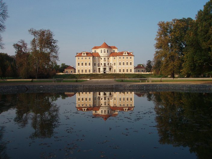 Zámek Liblice – pohled přes jezírko