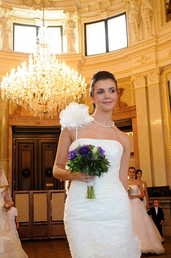 Svatební veletrh 2010 – nevěsta s kyticí