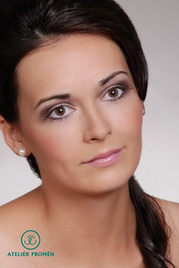 Svatební líčení – tmavovláska elegantní